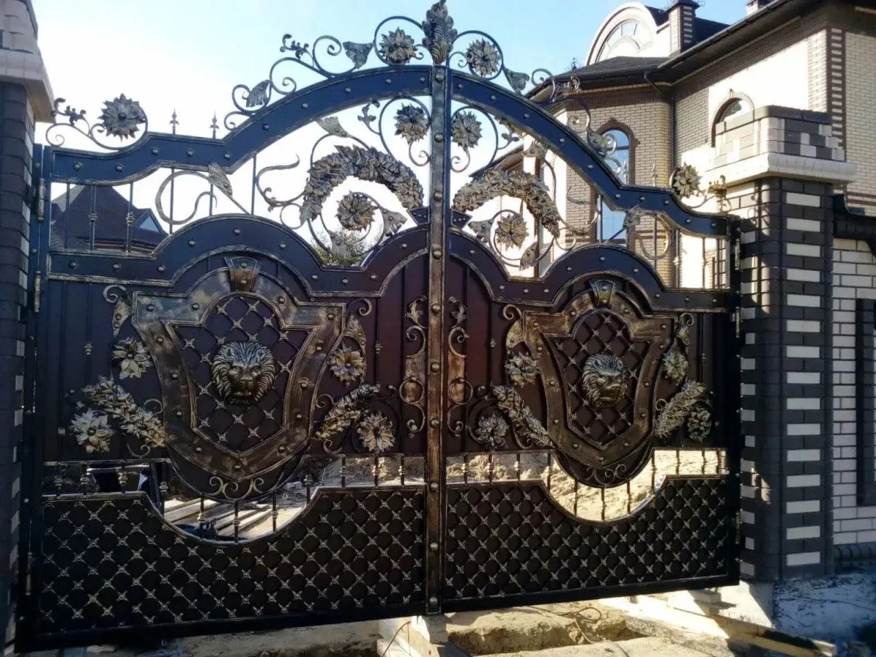 картинка для статьи:Кованые и сварные ворота, ограждения, перила, качели и прочее